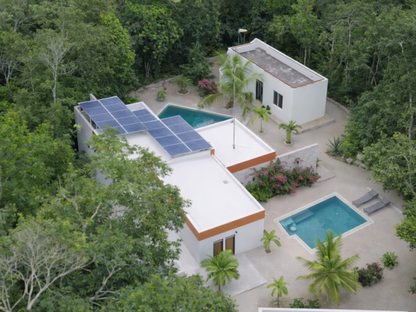 Hacienda Richardson en venta en Los Árboles Tulum, comercializada por Play-Investments.com. Casa sustentable de estilo mid-century en un terreno de 5 acres, con sistema solar, casa de huéspedes y agua potable. USD 420,000.